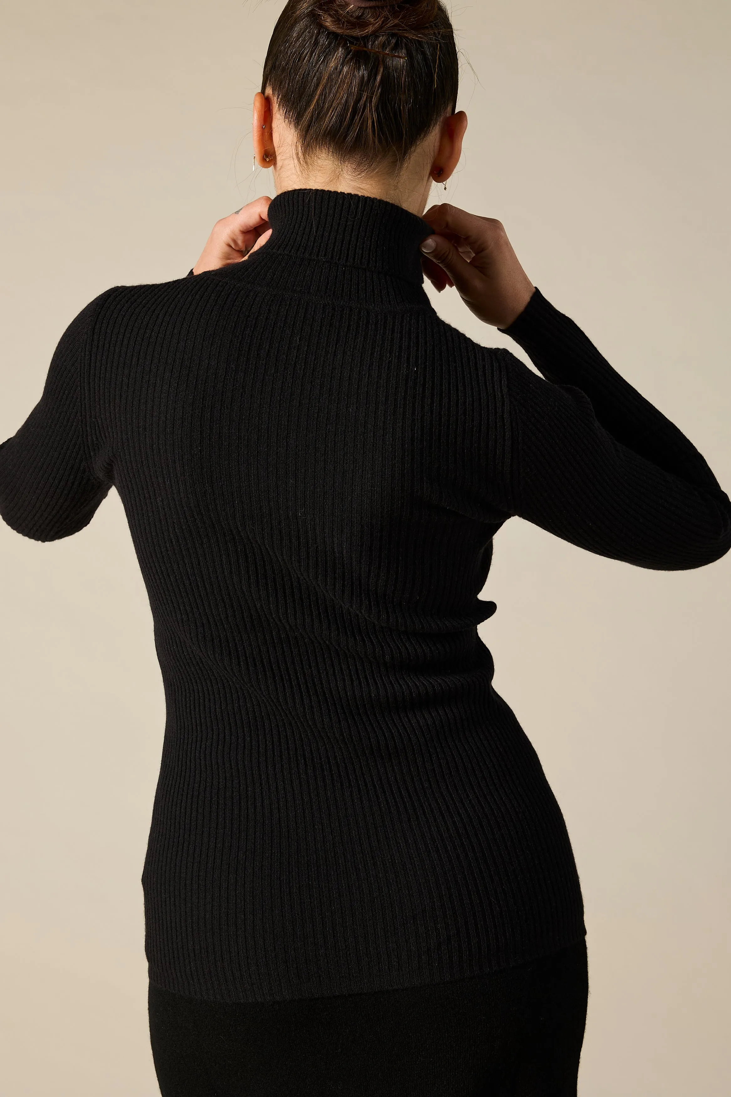 Cashmere Rib Knit Turtleneck in Black