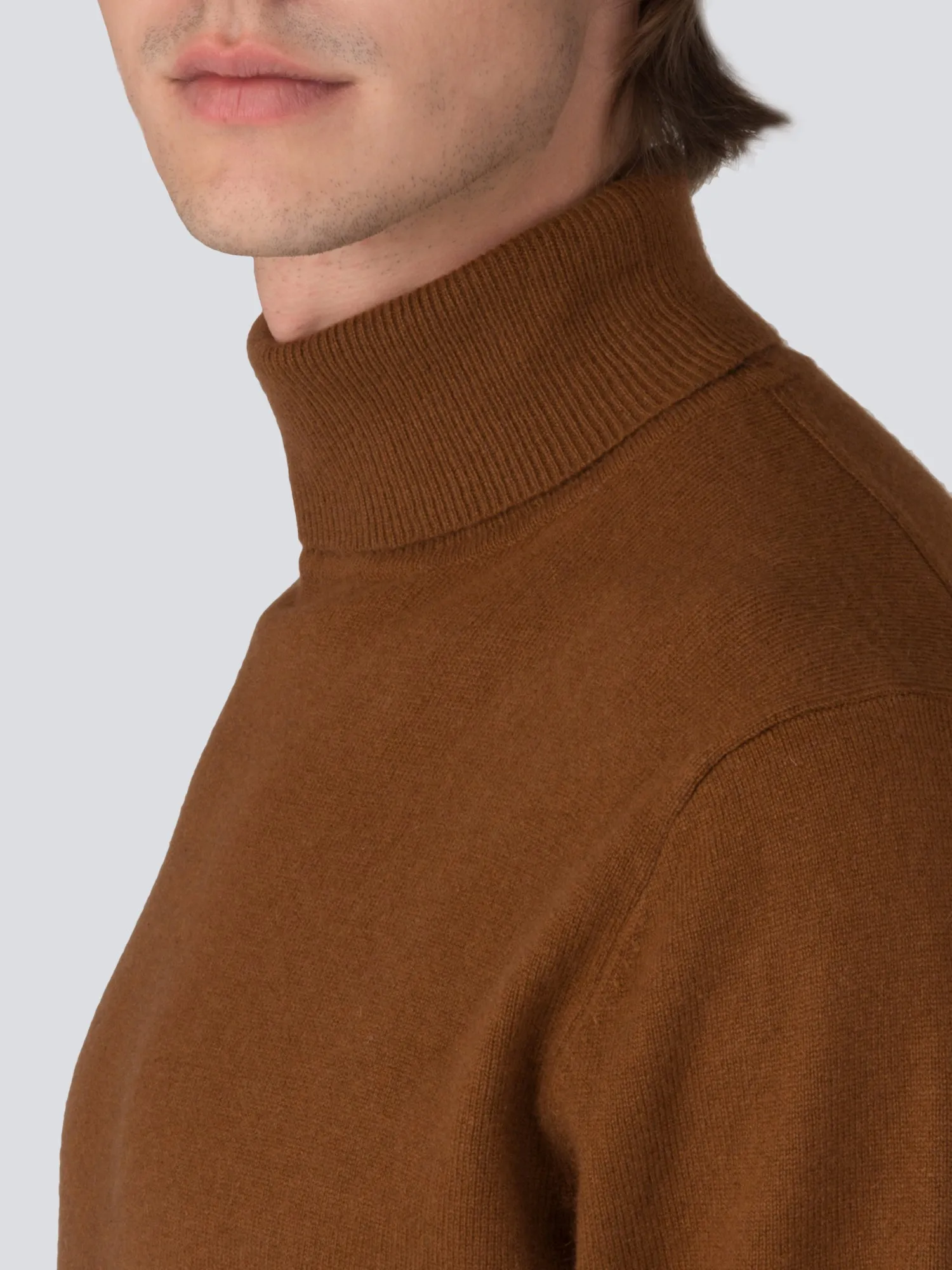 Men Turtleneck Sweater_Deep Camel