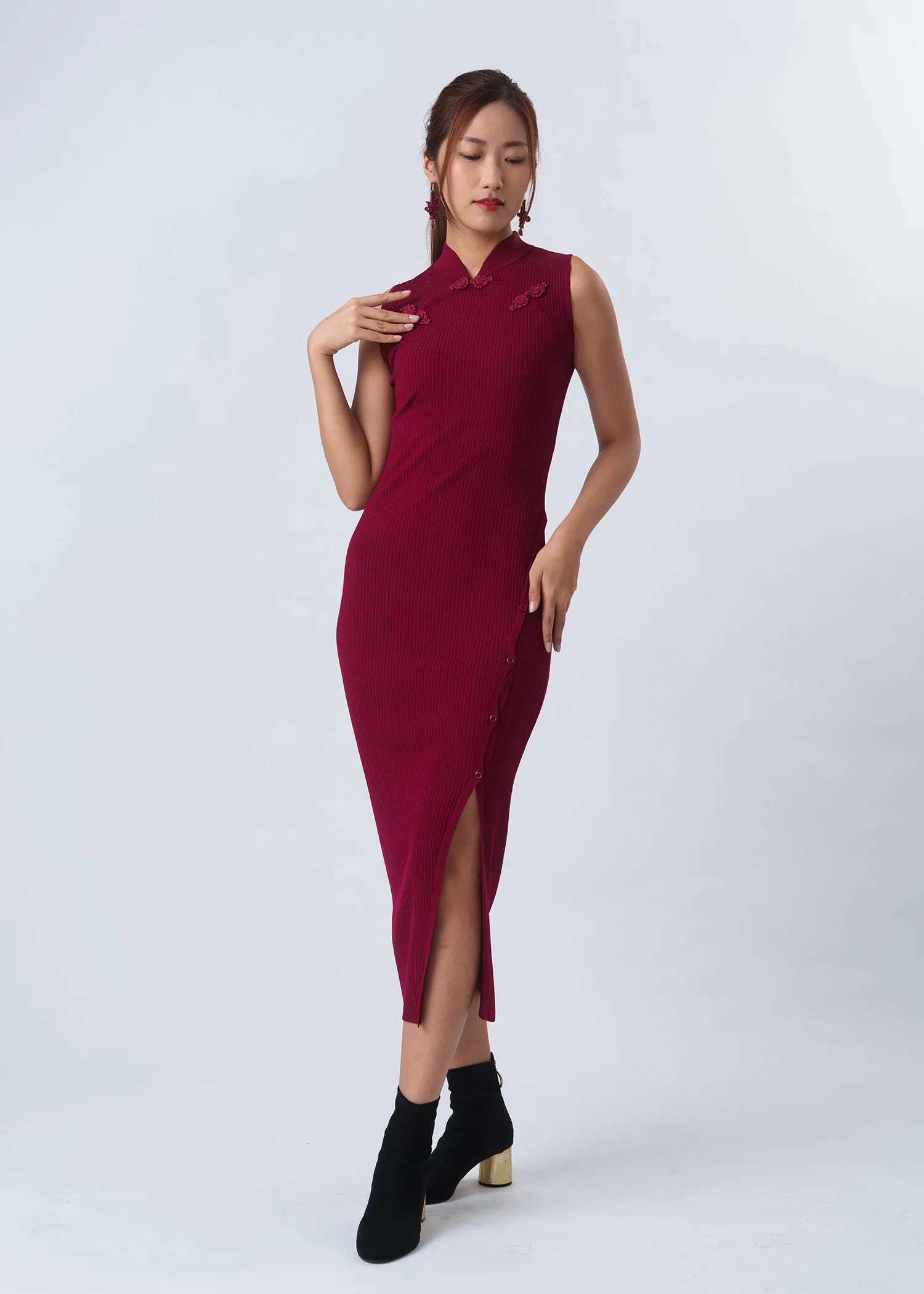 Sleeveless Ribbed Qipao w Pankou (Dark Red)